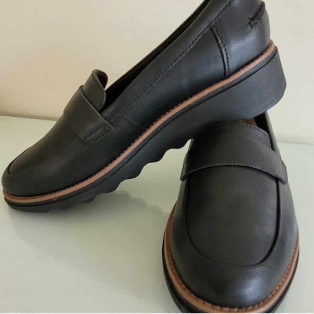 Clarks Black Loafer, 8.5M - Picture 2 of 7